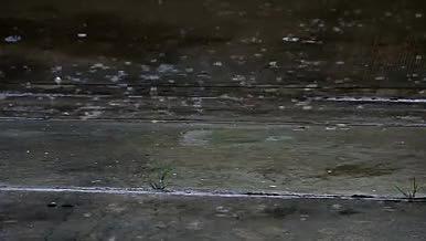 下雨天雨落在大街上的马路上视频的预览图
